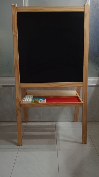 Quadro de ardósia e de marcadores