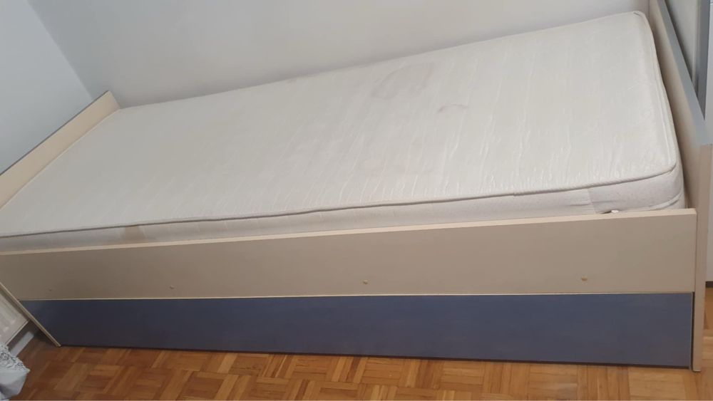 Łóżko jednoosobowe z materacem