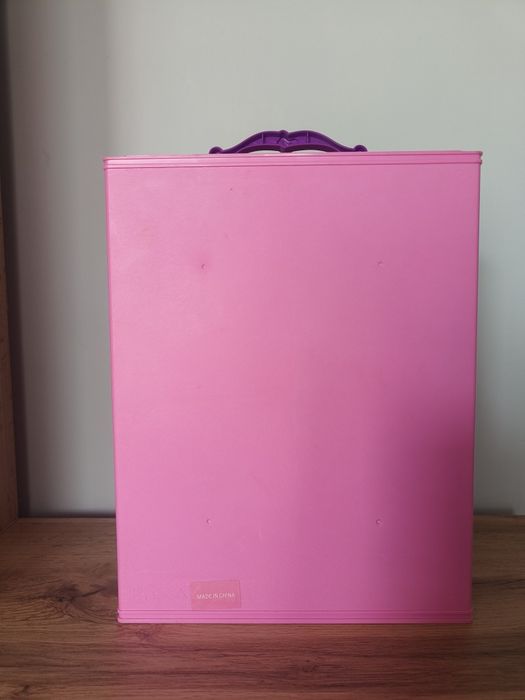 Szafa na ubrania dla lalek barbie