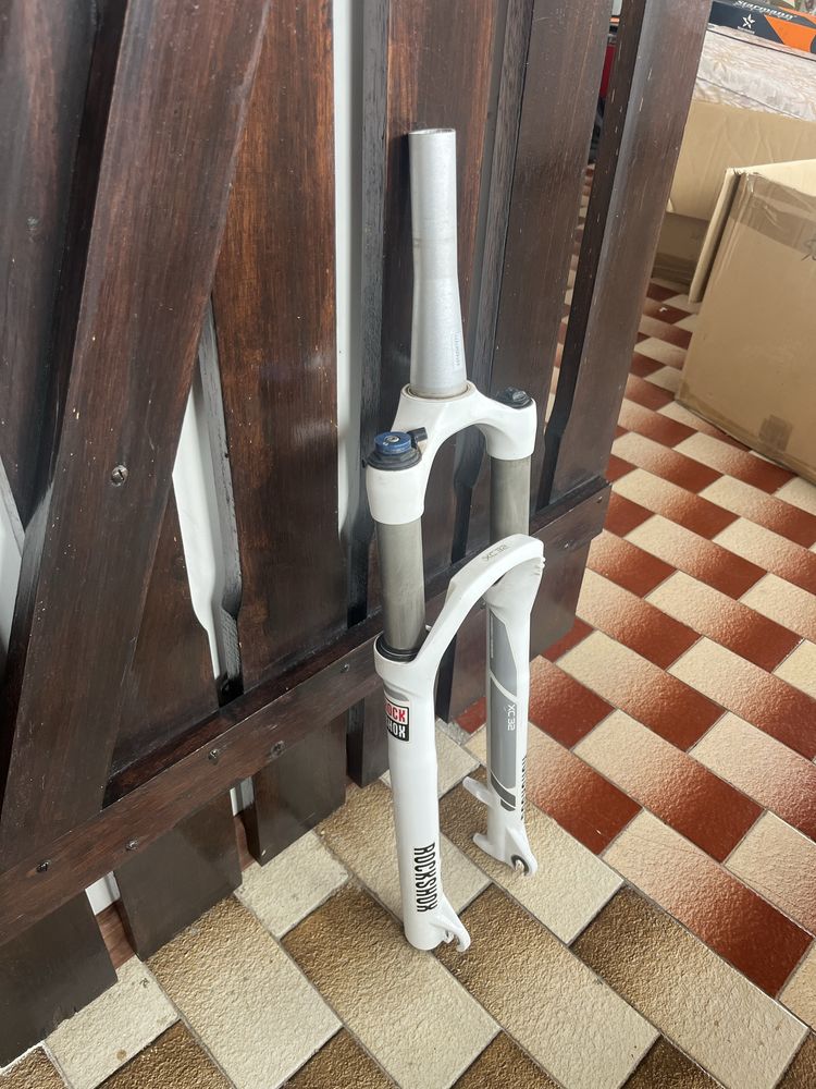 Vendo suspensaō com algumas  marcas de uso