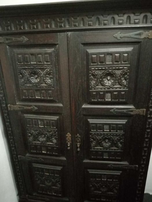 móvel de madeira exótica