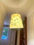 lampa do pokoju dziecięcego wykonana ręcznie z kolorowych tkanin,