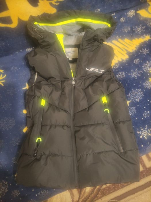 Продам жилетку на мальчика 140 см