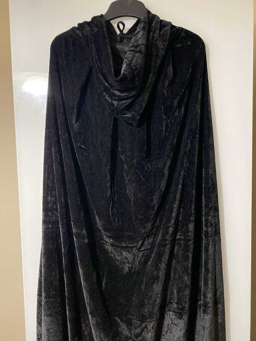 Оксамитовий чорний довгий плащ з капюшоном на зав'язках Хеллоуін