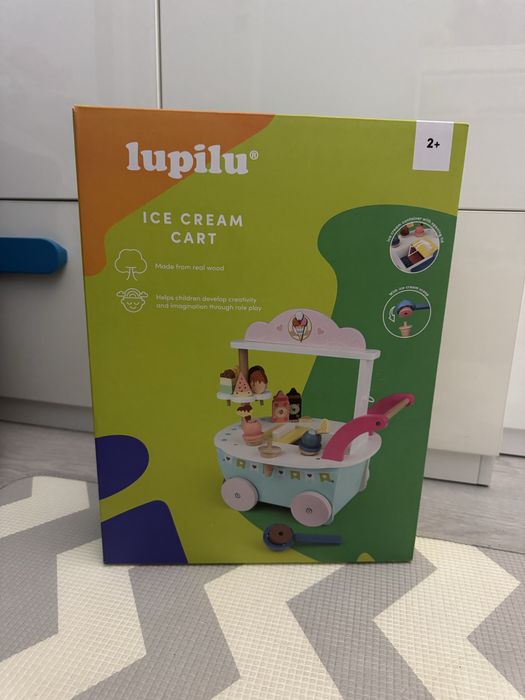 Nowa drewniana lodziarnia dla dzieci