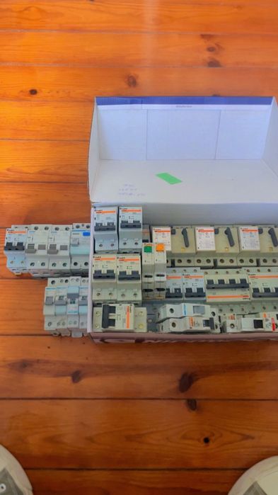 Disjuntores novos e usados