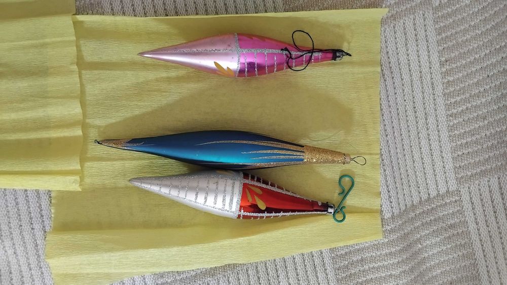 Zestaw choinkowych ozdób sopelki PRL i jeden współczesny