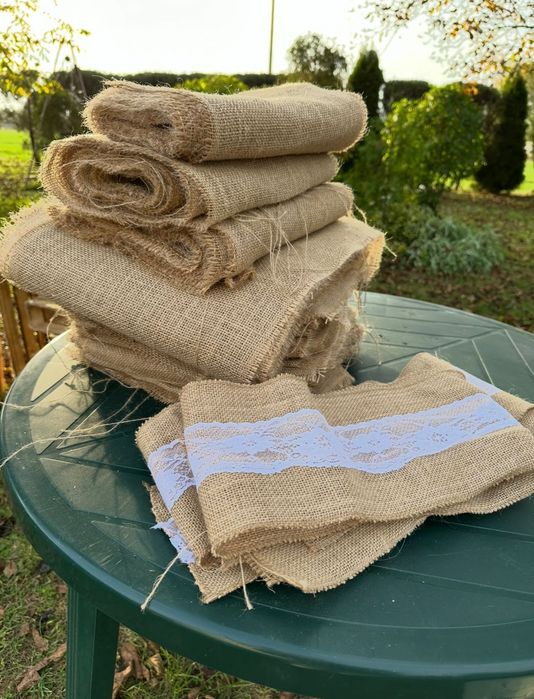 Bieżniki jutowe na dekoracje stołu