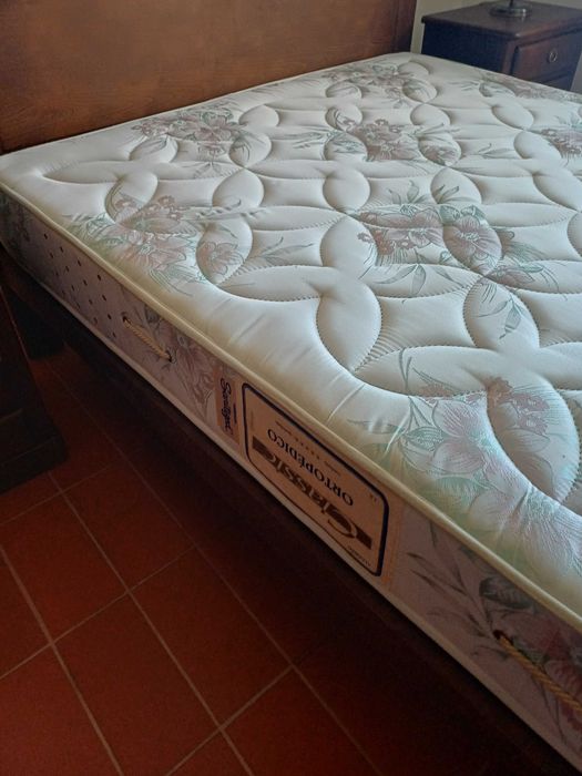Cama colchão e mesas de cabeleireira