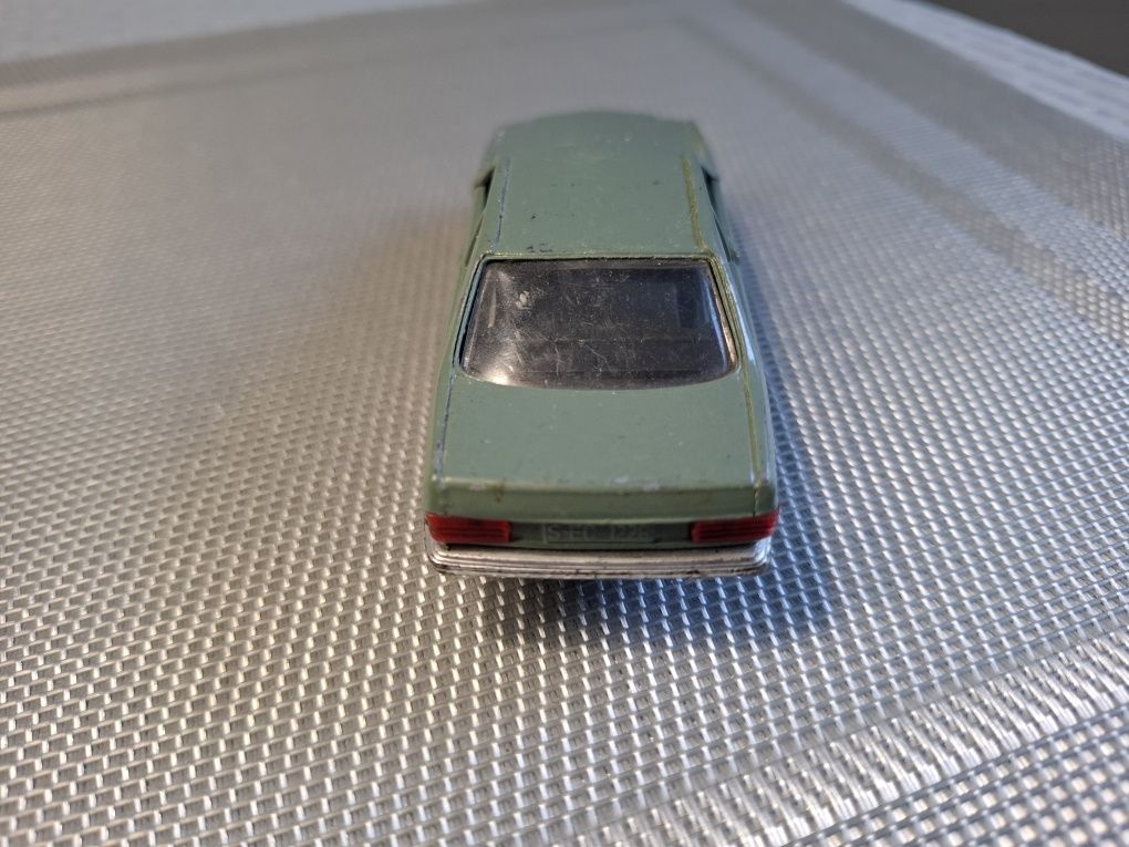 Model samochodu skala 1:43