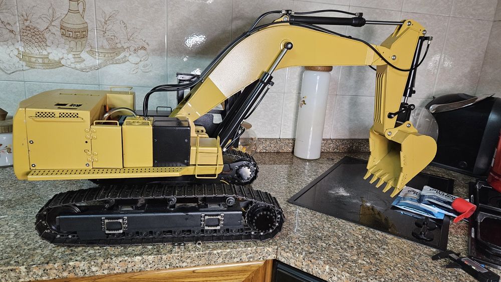 Giratória hidráulica 390F escala 1/14 - rádio control