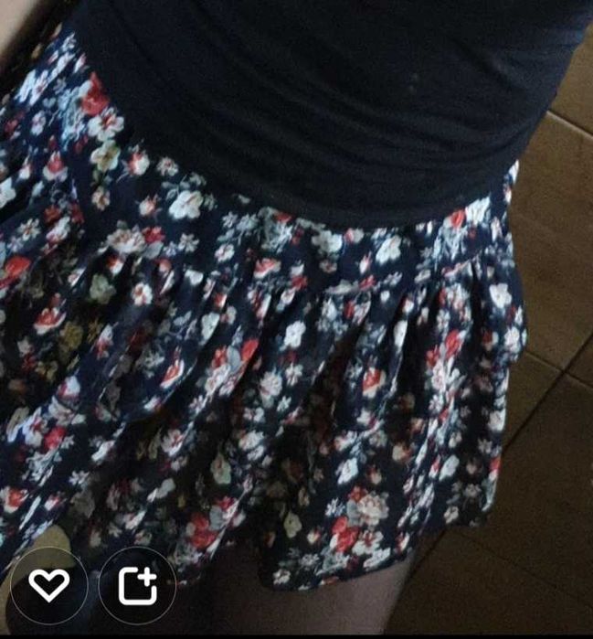Granatowa spódniczka w kolorowe kwiaty