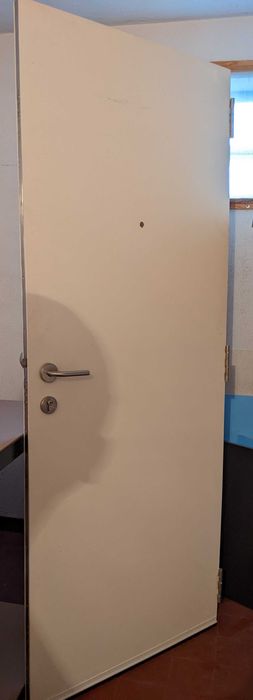 Porta de segurança sem aro.