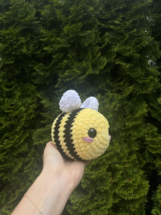 Duża pszczoła maskotka na szydełku