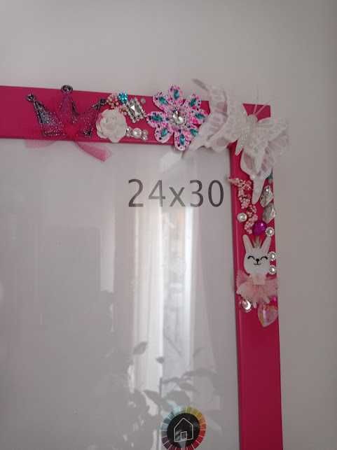 Moldura artesanal exclusiva e personalizada para quarto de menina.