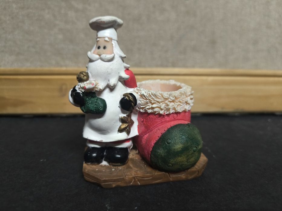 Suporte de velas Pai Natal
Suporte decorativo com tema de Pai Natal.
-