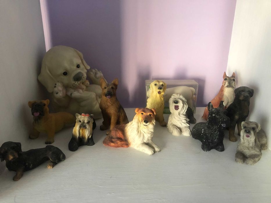 Cães de cerâmica e oferta de mealheiro e sabonete