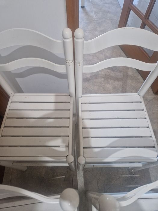 4 cadeiras brancas