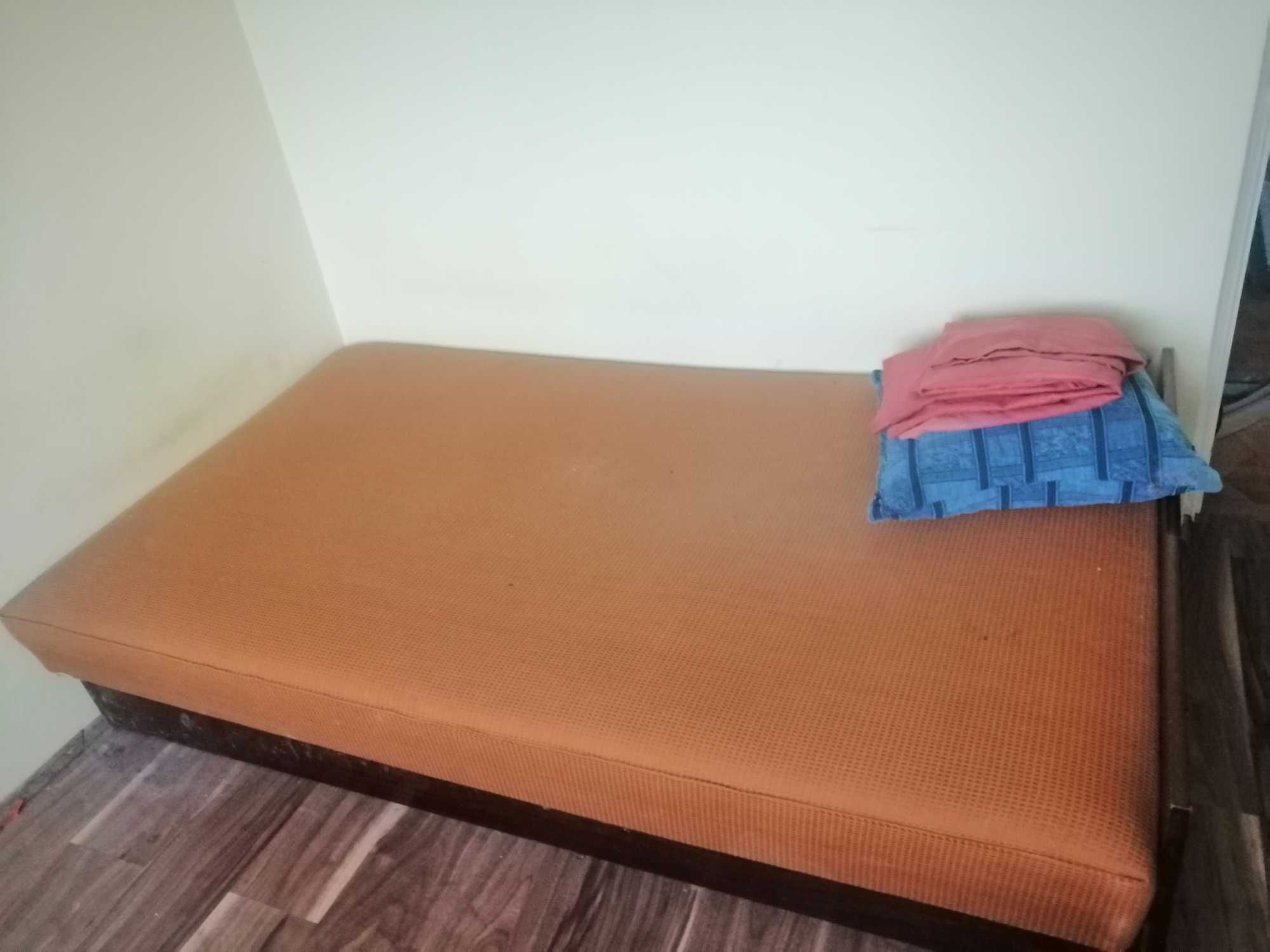 Oddam za darmo  zestaw mebli: dwa biurka, dwa fotele, szafa, tapczan