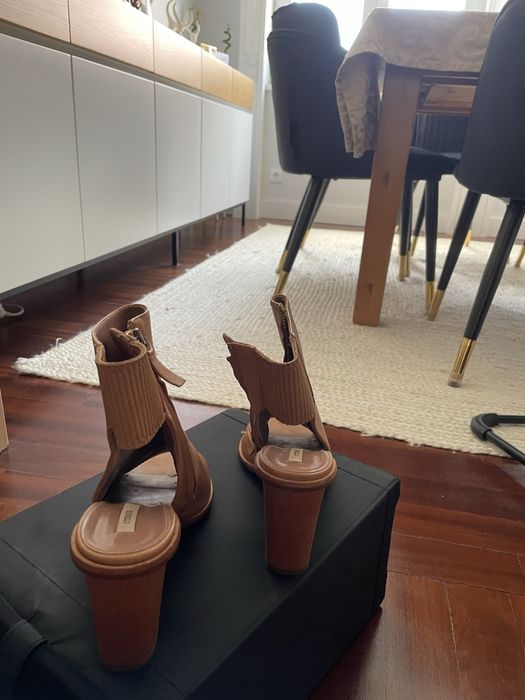 Sandalias Uterque em pele Tam. 41