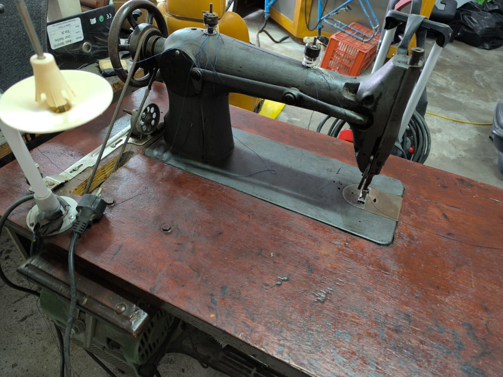Máquina Singer com motor