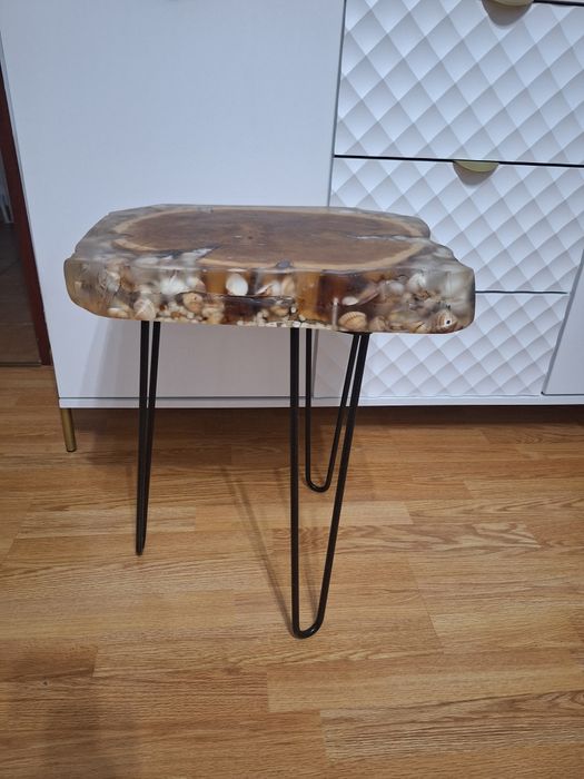 Stolik z żywicy epoksydowej i drewna