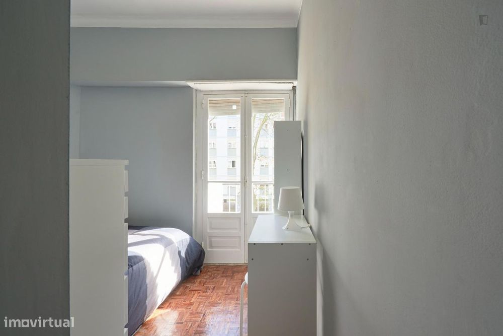 553626 - Quarto com cama de casal, com varanda...