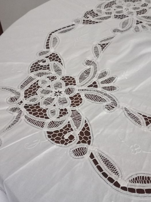Toalha de mesa,redonda ,em linho e rendas brancas.