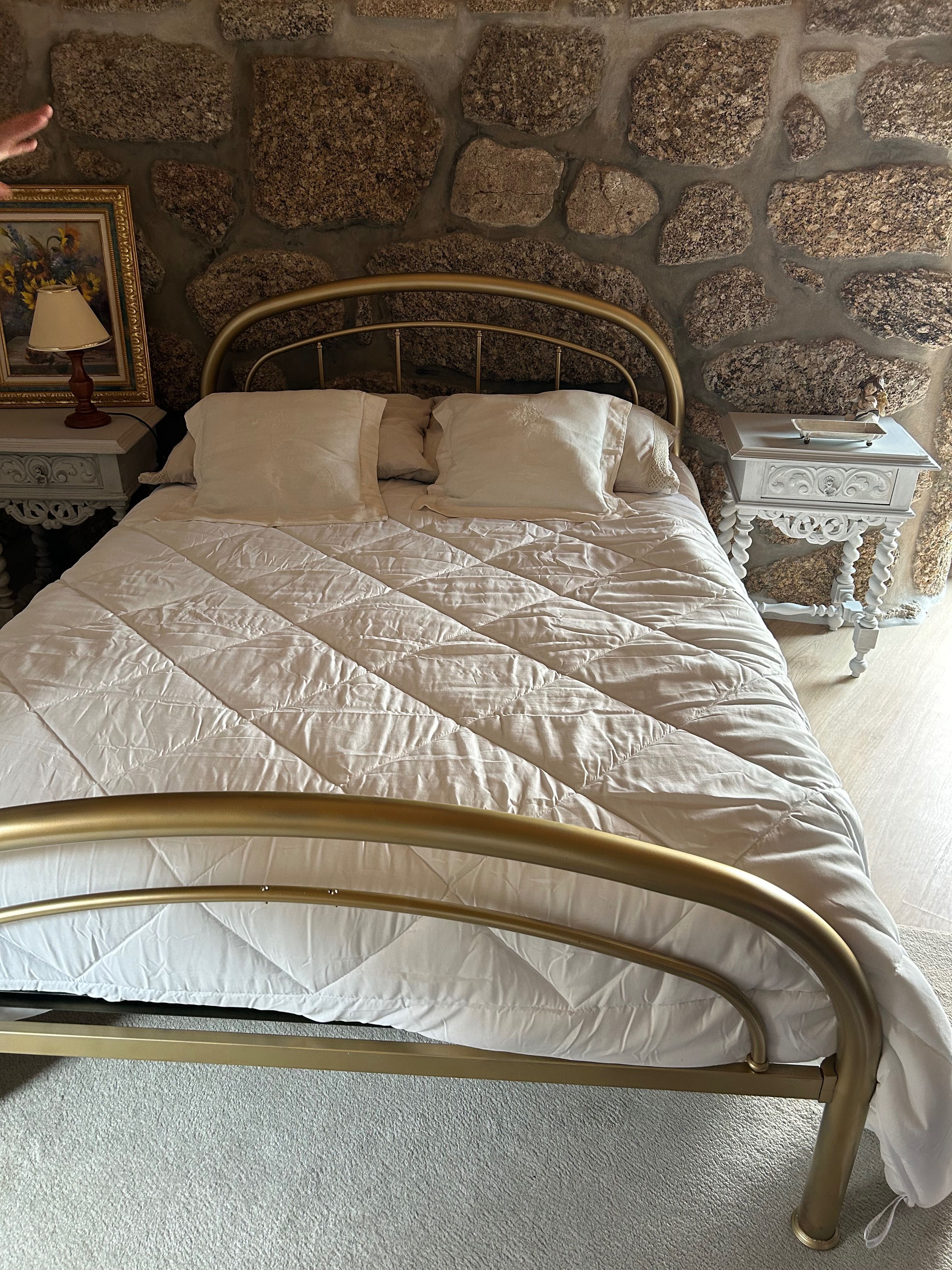 Cama ferro dourada + colchão ortopédico
