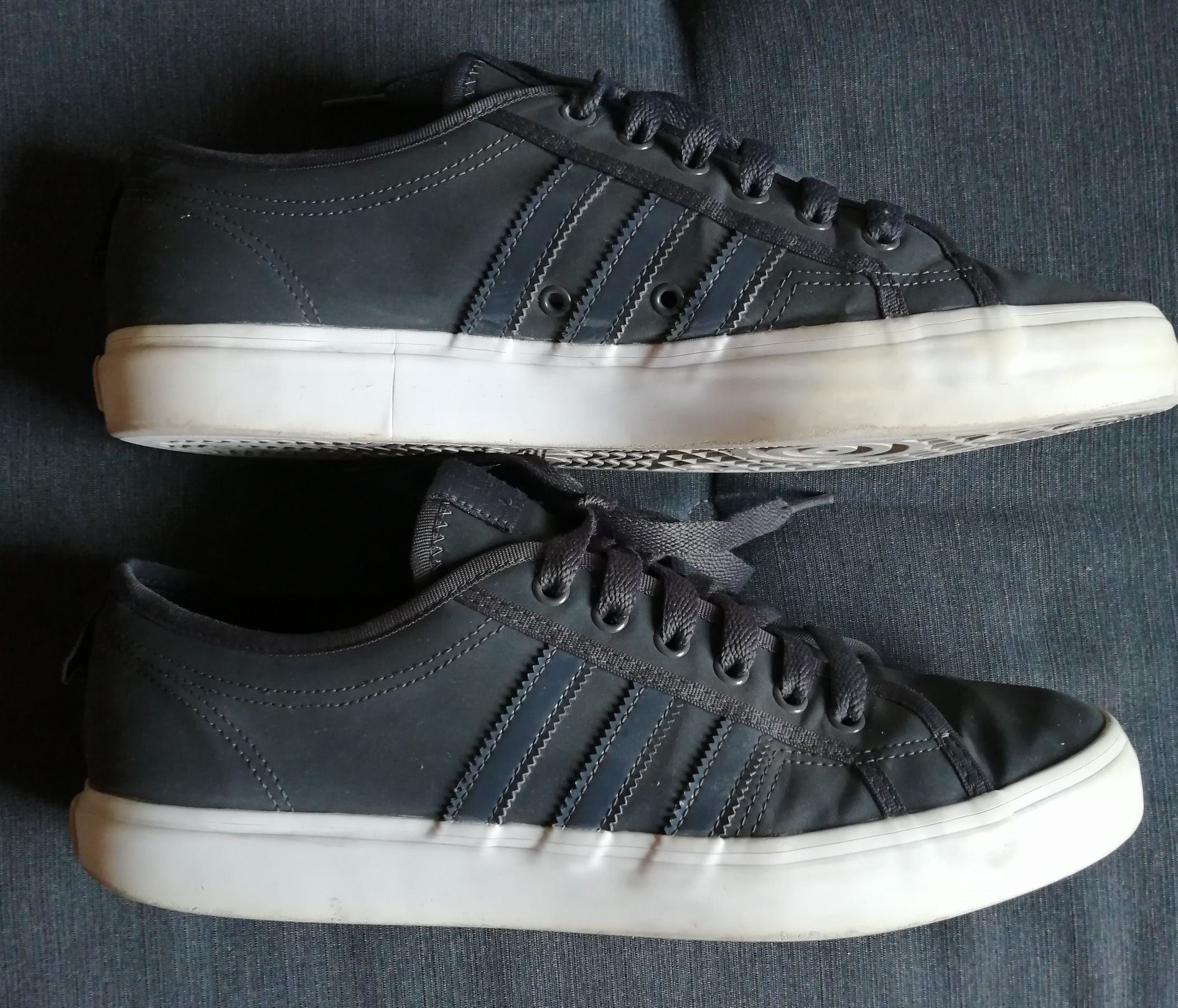 Buty Adidas koloru szarego w rozmiarze 46 stan bardzo dobry.