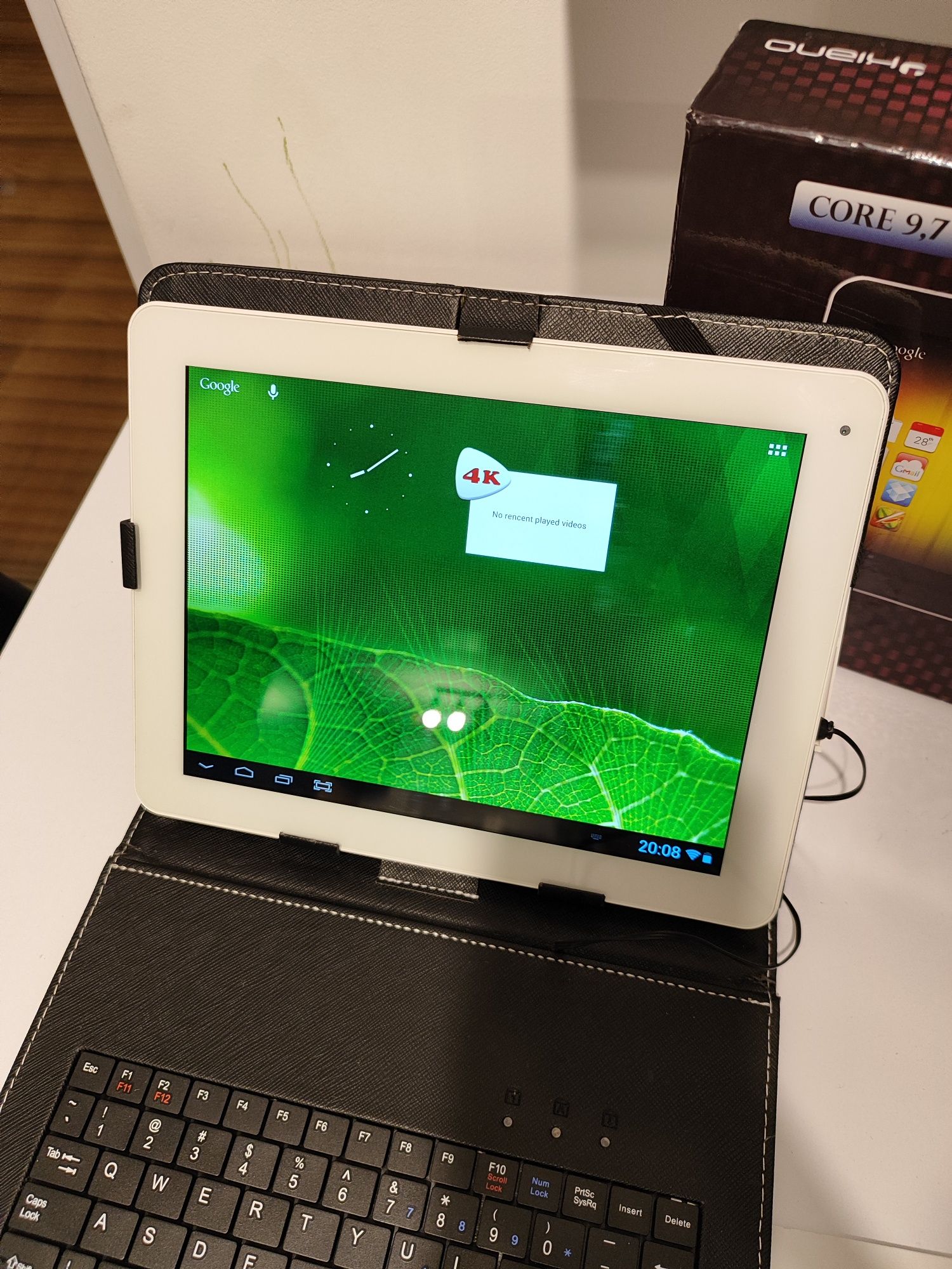 Tablet Kiano z ładowarką i klawiaturą
