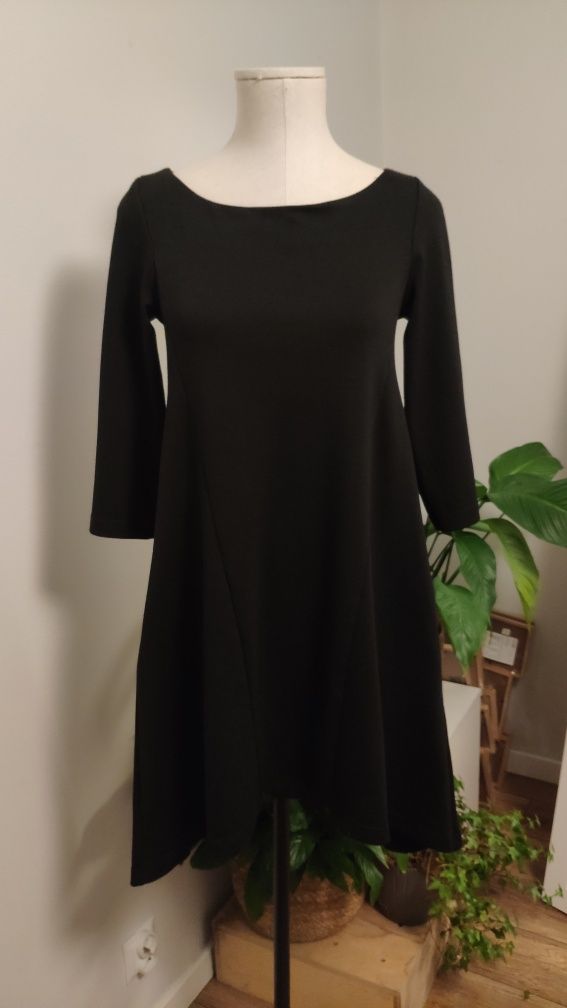Sukienka rozkloszowana mała czarna Reserved S