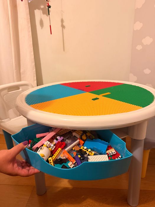 Mesa infantil de brincar com gavetas e base para montar LEGO