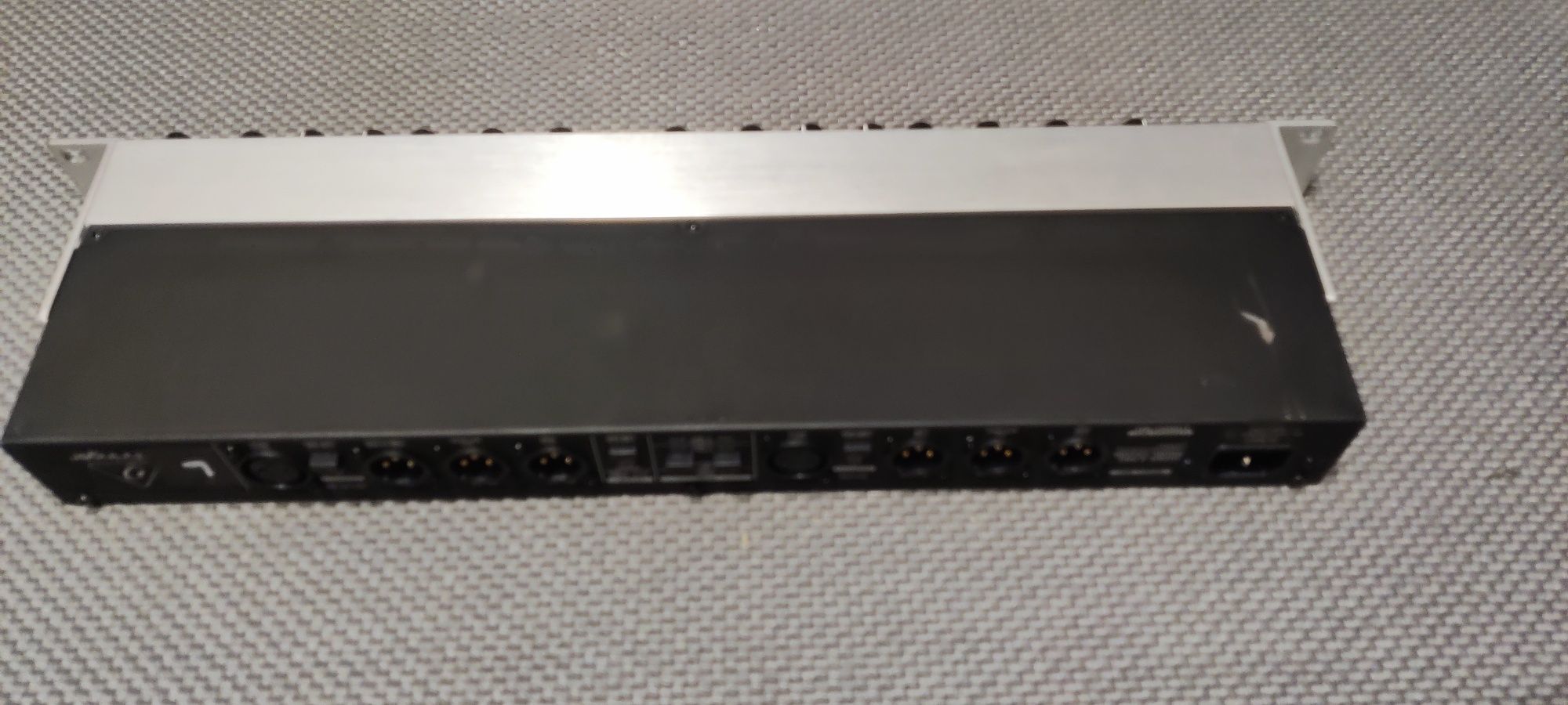 Behringer CX3400 zwrotnica aktywna 2/3 drożna