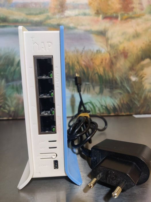 Продам роутер MikroTik hAP lite TC. Рабочий.