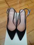 Sapatos pretos de senhora salto alto
