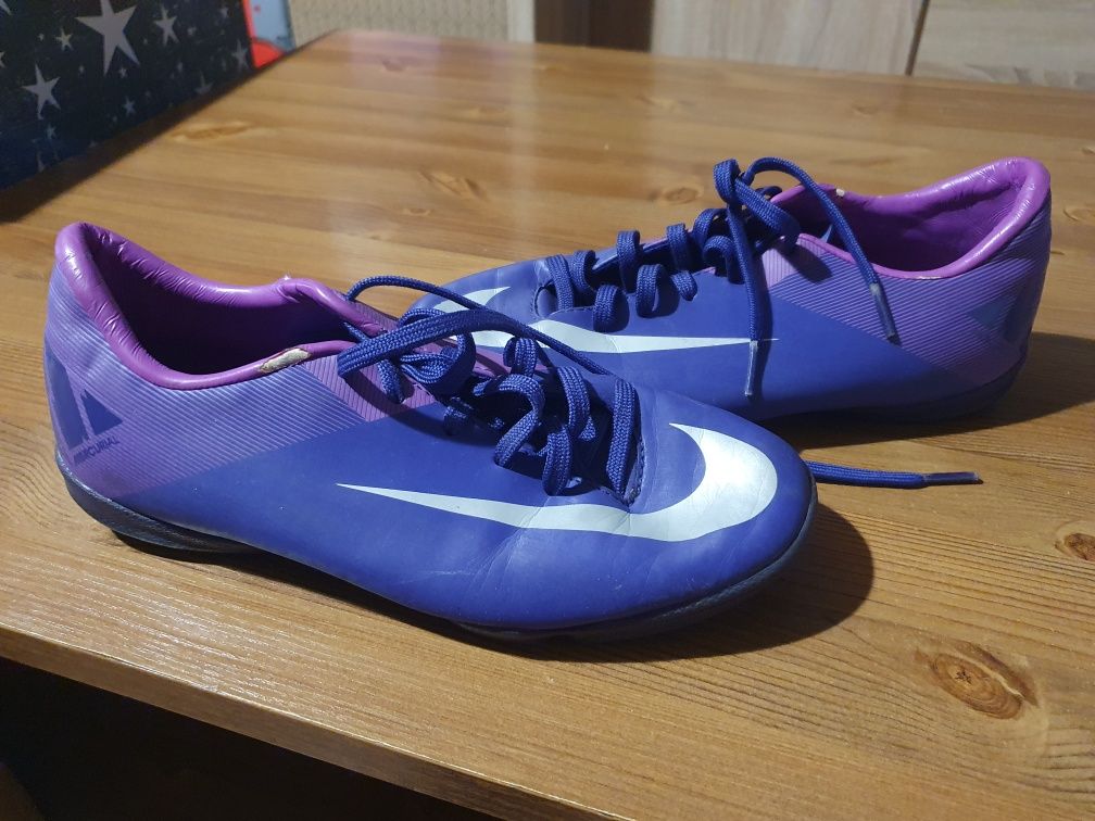 Buty piłkarskie treningowe  Nike dla chłopca.