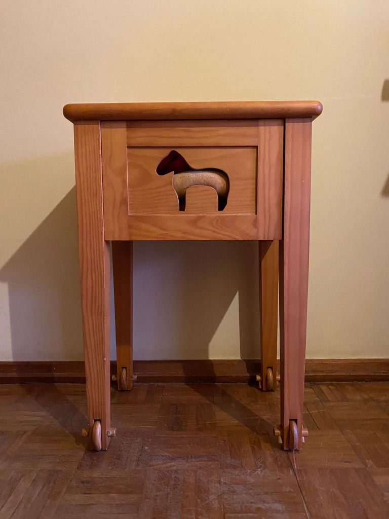 Conjunto de Cama  Dossel de criança e mesa de cabeira em pinho.