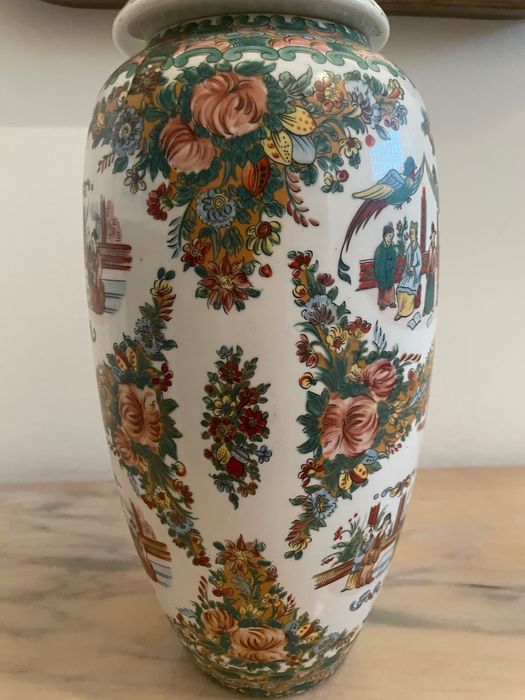 Pote Oriental com figuras