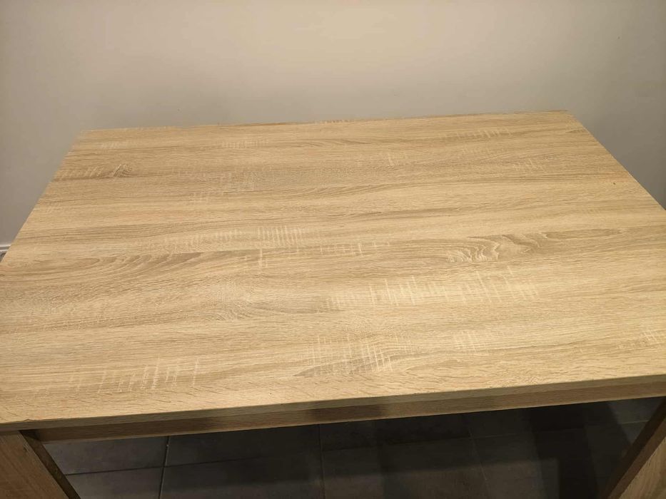 Stół z trzema krzesłami