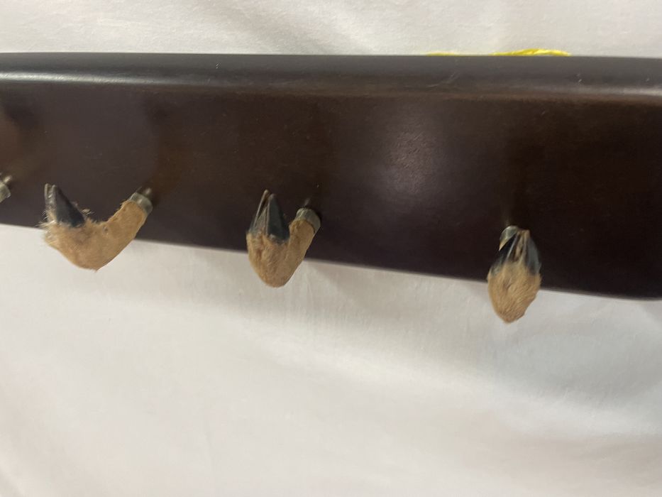 Cabide de madeira e cabrito