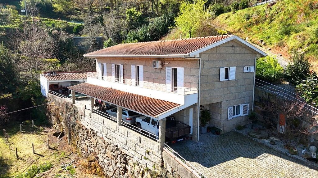 Moradia v4 com 5 casas de banho
