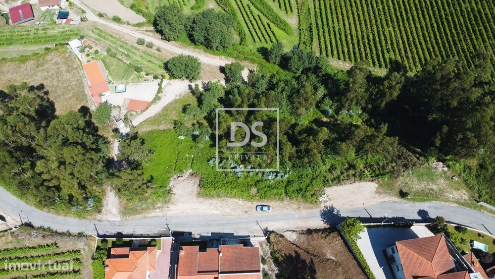 Terreno Urbano de 4.400 m² em Lousada: Investimento Ideal com Vista Pr