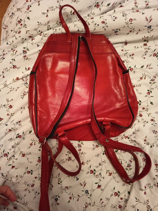 Mochila de pele vermelha