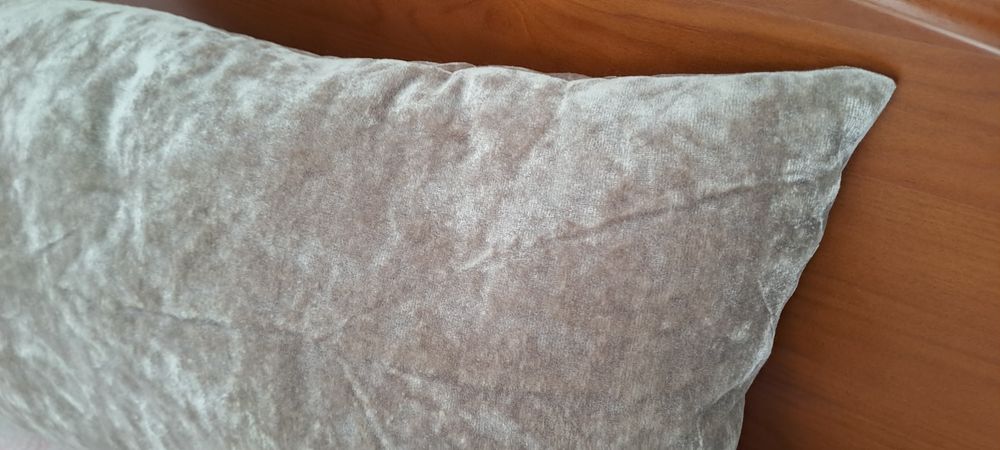 Almofada decorativa em veludo martelado 55x27cm nova com