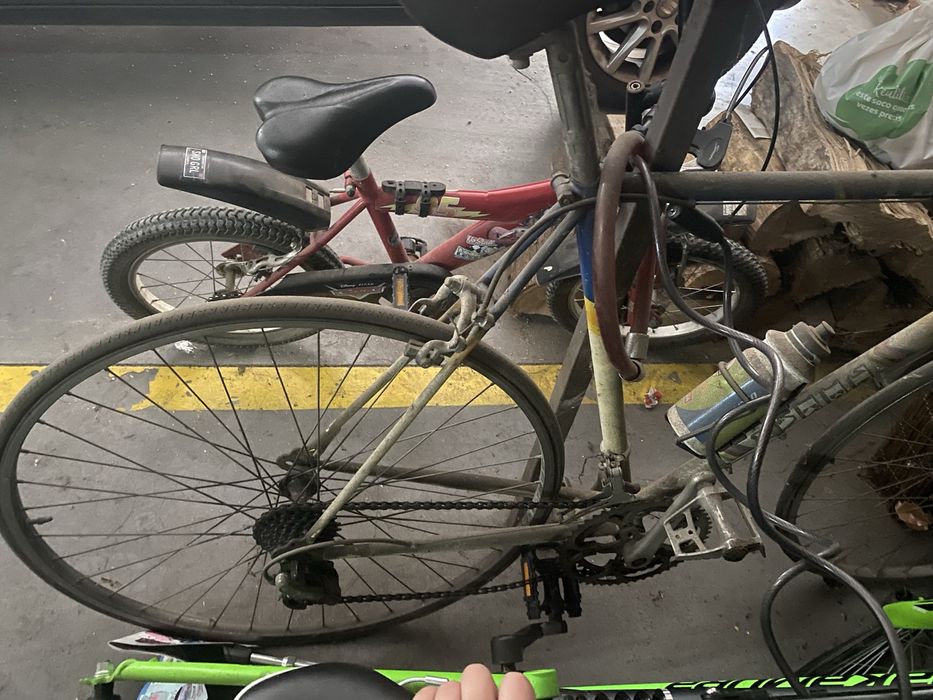 Duas bicicletas vtt e estrada