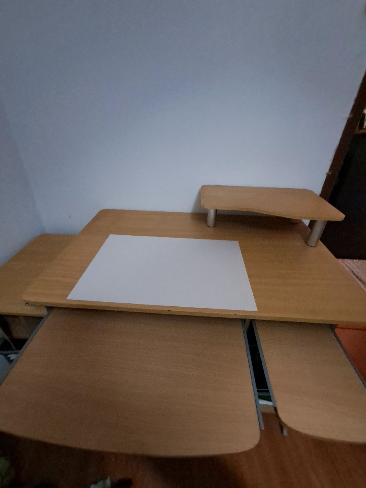 Secretaria com prateleiras