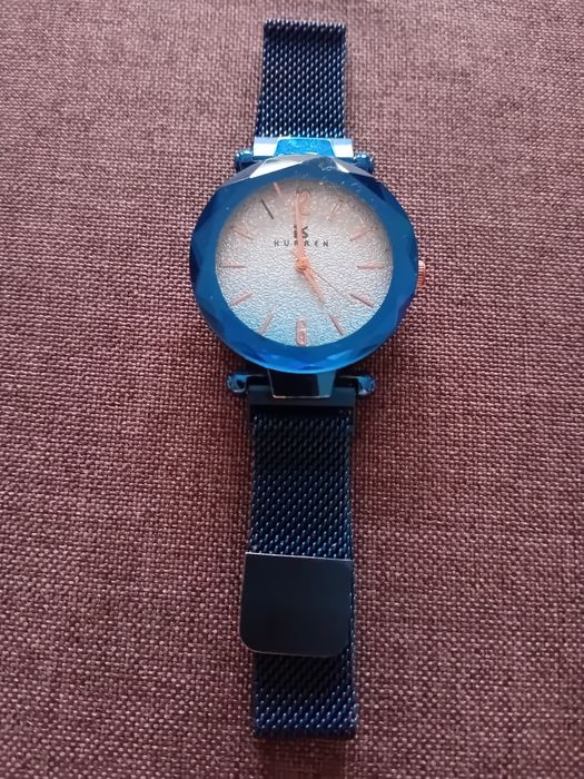 Zegarek damski granatowy z magnetycznym paskiem.