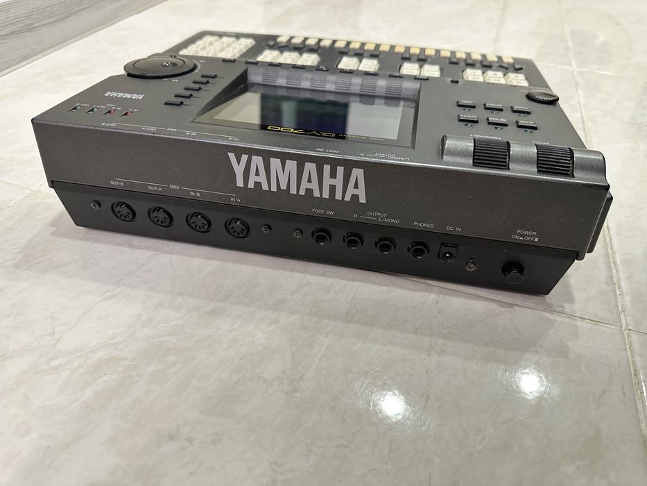 Музыкальный секвенсор Yamaha QY700