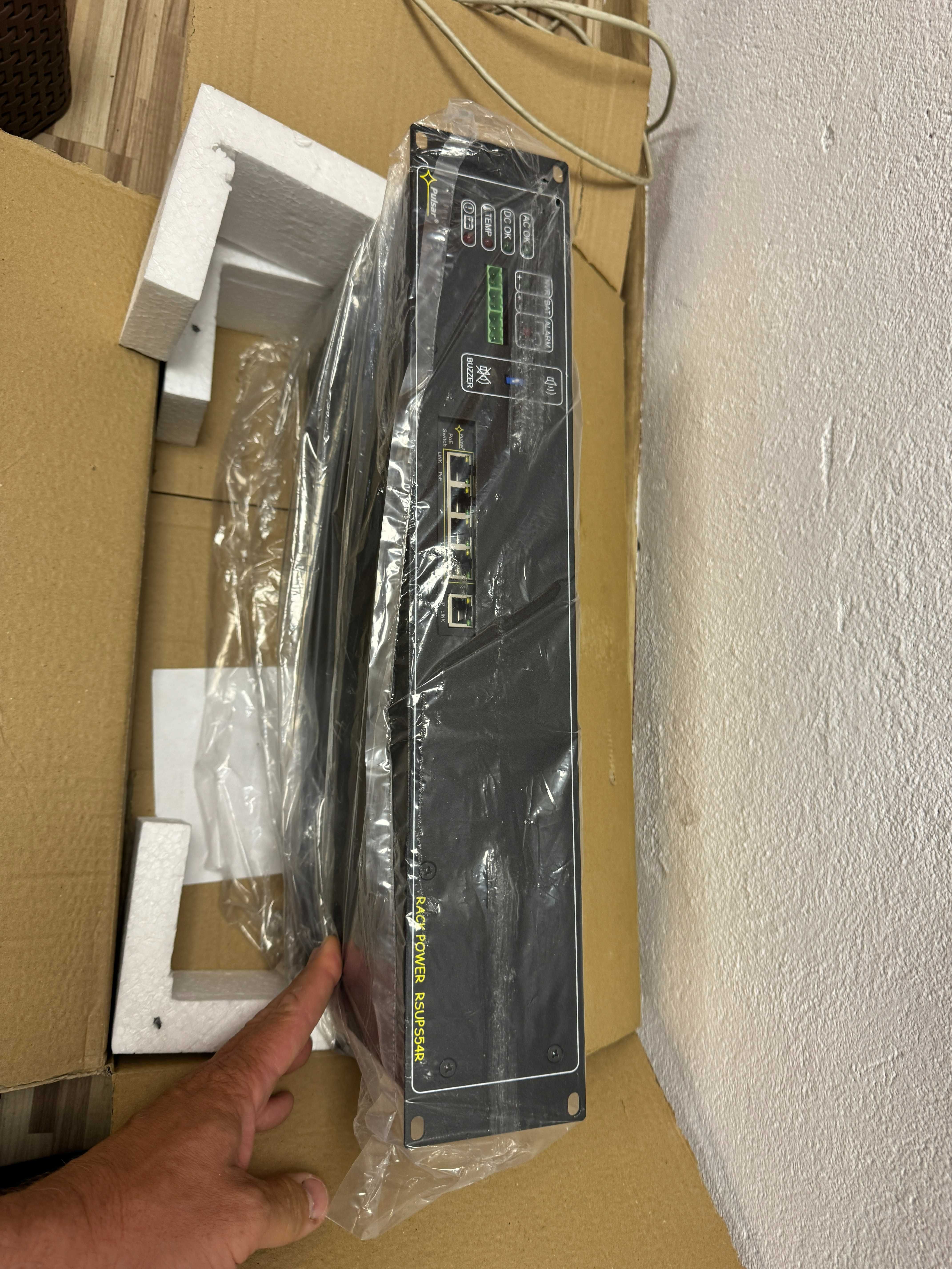 Switch PoE RSUPS54R dla 5 kamer, zasilacz buforowy  pulsar